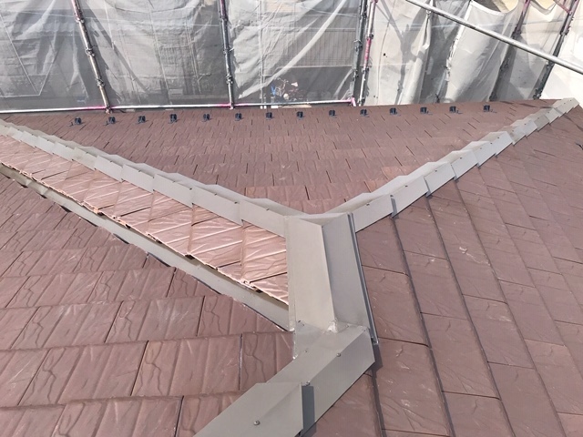屋根棟板金を塗装しました