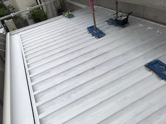折板屋根下塗り