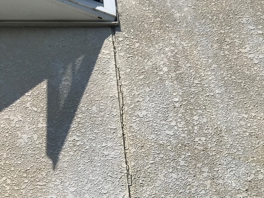 モルタル伸縮目地の亀裂